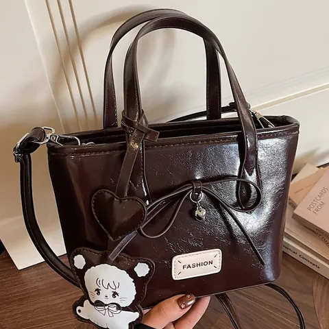 Sac Seau Vintage en Cuir Verni pour Femmes Avec Nœud Et Breloque Ours Sac à Épaule Bandoulière Rétro Fourre-tout Mode