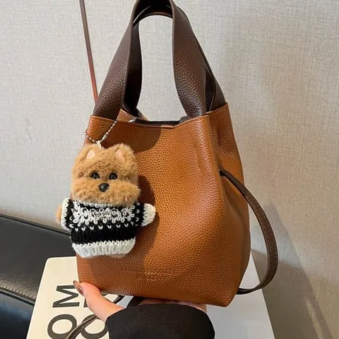 Vintage PU Leather Litchi Pattern Bucket Bag Contrast Color Crossbody Bag Chic Handbag With Teddy Bear Pendant For Women