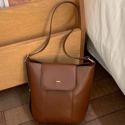 Borsa a Secchiello in Pelle PU Retro da Donna Borsa a Tracolla Minimalista Con Patta E Fibbia in Metallo Moda Casual Quotidiana