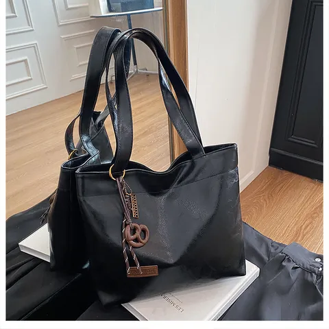 Große Kapazität PU Leder Tragetasche Für Damen Minimalistisch Lässig Einfarbig Umhängetasche Mit Anhänger Pendler Handtasche