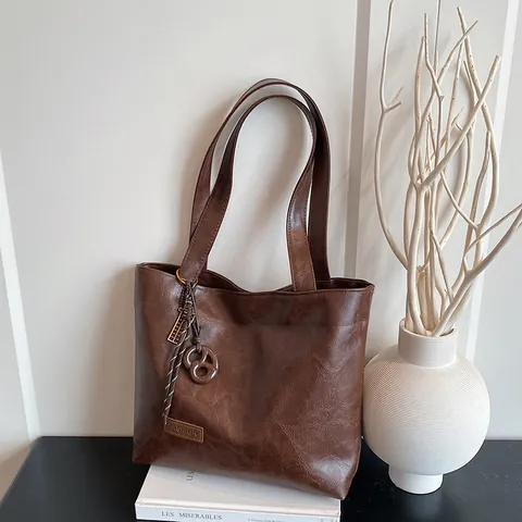 Borsa Tote in Pelle PU di Grande Capacità per Donna Borsa a Tracolla Pendolare con Cuciture Retro e Pendente alla Moda