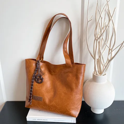 Borsa Tote in Pelle PU di Grande Capacità per Donna Borsa a Tracolla Pendolare con Cuciture Retro e Pendente alla Moda