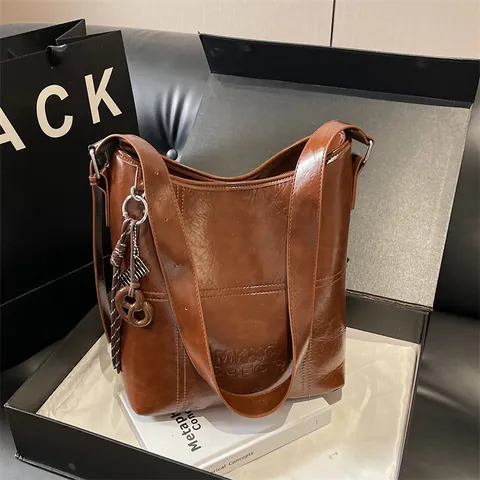 Sac Seau Vintage en Cuir PU Ciré pour Femmes Grande Capacité Sac Cabas avec Pendentif Élégant et Fermoir Magnétique Sac à Épaule