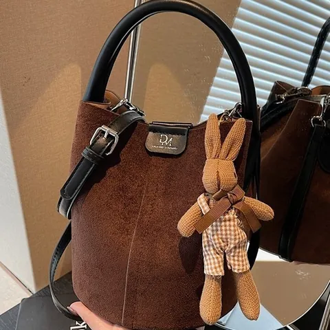 Sac Seau Vintage en Daim Synthétique pour Femme Avec Pendentif Lapin Sac à Main Rétro Urbain Décontracté Sac à Bandoulière Grande Capacité