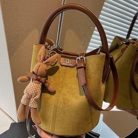 Sac Seau Vintage en Daim Synthétique pour Femme Avec Pendentif Lapin Sac à Main Rétro Urbain Décontracté Sac à Bandoulière Grande Capacité