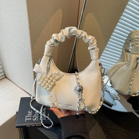 Damen Mode Faltengriff Umhängetasche Mit Künstliche Perlenherz Anhänger PU Leder Kette Schultertasche Retro Kleine Hobo Handtasche