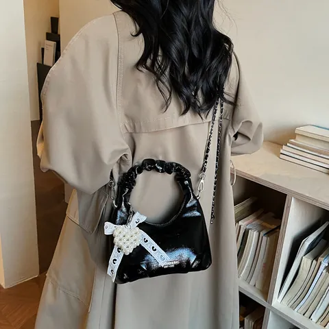 Damen Mode Faltengriff Umhängetasche Mit Künstliche Perlenherz Anhänger PU Leder Kette Schultertasche Retro Kleine Hobo Handtasche