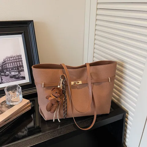 Sac Cabas en Simili Cuir Grande Capacité pour Femmes Sac à Épaule Minimaliste Décontracté Avec Pendentif Ours en Peluche Sac à Main Élégant
