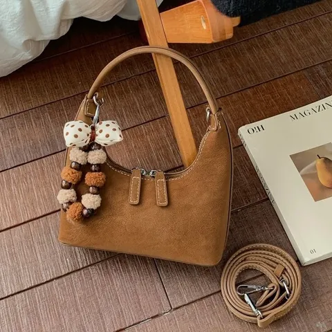 Sac Hobo Femme Vintage Cuir PU Mate Forme Croissant Sac Bandoulière Avec Surpiqûres Contrastées Et Pendentif Nœud Pompon