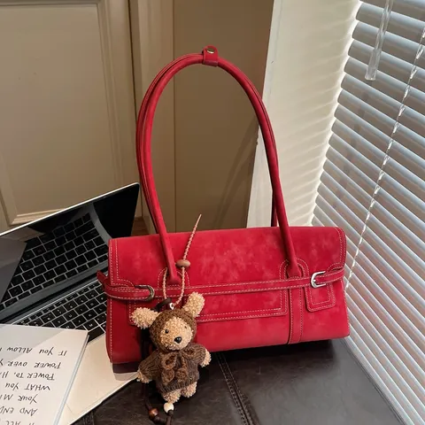 Borsa Sottobraccio Rettangolare Vintage da Donna in Ecopelle Opaca Con Cuciture a Contrasto e Ciondolo a Orsetto Tote Casual