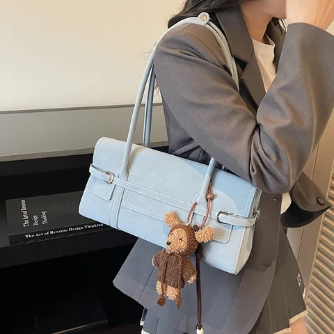 Borsa Sottobraccio Rettangolare Vintage da Donna in Ecopelle Opaca Con Cuciture a Contrasto e Ciondolo a Orsetto Tote Casual