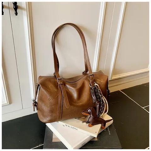 Bolso Tote de Hombro de Cuero PU Vintage para Mujer Color Sólido Gran Capacidad Bolso de Hombro Con Colgante de Perro Bolso Boston Retro para el Trabajo Diario