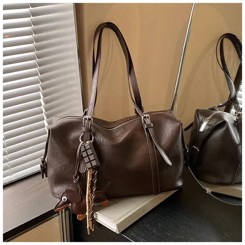 Bolso Tote de Hombro de Cuero PU Vintage para Mujer Color Sólido Gran Capacidad Bolso de Hombro Con Colgante de Perro Bolso Boston Retro para el Trabajo Diario