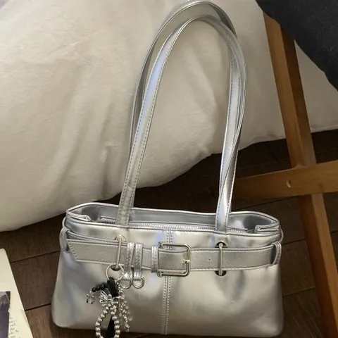 Sac Sous le Bras Rétro en Cuir PU pour Femmes Avec Boucle de Ceinture Charm Nœud Design Niche Mode Sac à Épaule Minimaliste