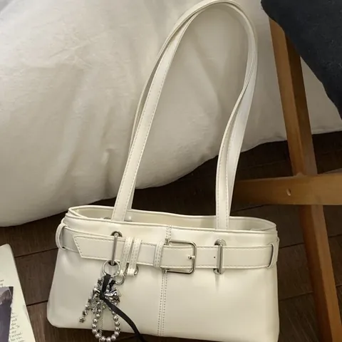 Sac Sous le Bras Rétro en Cuir PU pour Femmes Avec Boucle de Ceinture Charm Nœud Design Niche Mode Sac à Épaule Minimaliste