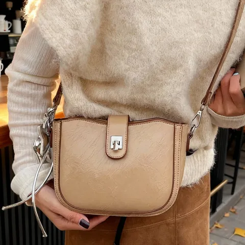 Sac Sous le Bras pour Femmes en Cuir PU à Texture Plissée Vintage Sac Bandoulière de Mode Avec Pendentif Étoile en Argent
