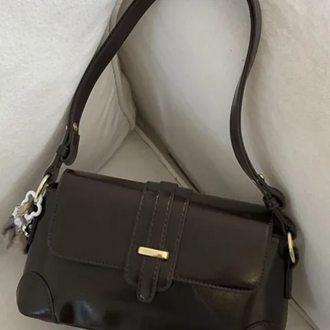 French Retro Women's Underarm Bag Glossy PU Leather Minimalist Flap Shoulder Bag With Charm Casual Daily Commuter Purse