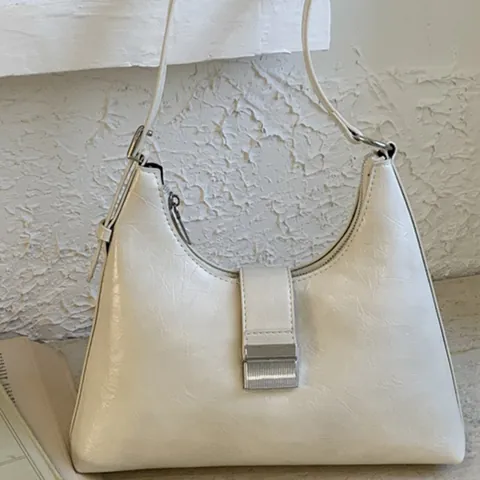 Bolso Hobo de Axila Vintage de Estilo Francés para Mujer Cuero PU Color Sólido Textura Arrugada Brillante con Hebilla de Metal Plateada