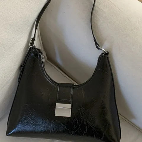 Bolso Hobo de Axila Vintage de Estilo Francés para Mujer Cuero PU Color Sólido Textura Arrugada Brillante con Hebilla de Metal Plateada