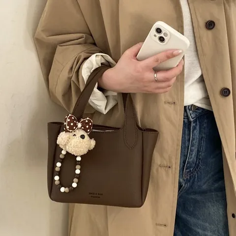 Sac Seau pour Femmes en Cuir PU Grain Litchi Minimaliste Couleur Unie Sac Bandoulière Avec Charme Ours en Peluche Quotidien