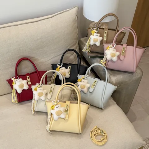 Sac Seau pour Femmes en Cuir PU Texture Litchi Sac à Main Rétro Avec Pendentif en Peluche Étoile Sac Bandoulière
