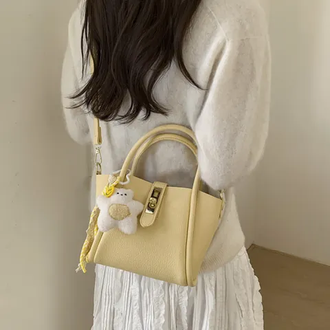 Sac Seau pour Femmes en Cuir PU Texture Litchi Sac à Main Rétro Avec Pendentif en Peluche Étoile Sac Bandoulière
