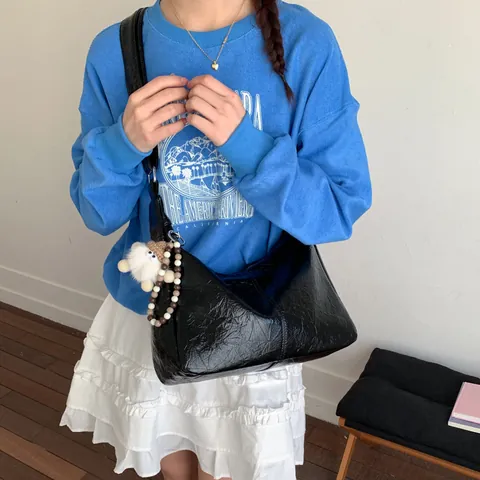 Sac Hobo pour Femmes en Cuir PU Plissé Grande Capacité Sac à Épaule Brillant Avec Pendentif Pompon Style Urbain Simple