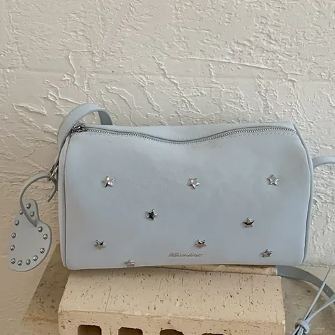 Bolso de Hombro Cilíndrico con Tachuelas de Estrellas para Mujer Bolso de Bandolera de Cuero PU con Colgante de Corazón