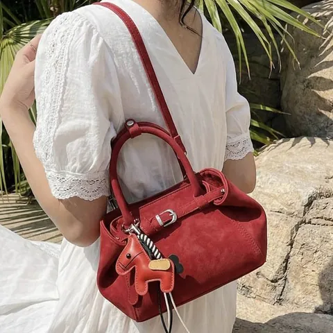 Sac Fourre-tout Minimaliste en Cuir PU pour Femmes Avec Pendentif Cheval Grande Capacité Sac à Bandoulière Rétro Sac à Main Mode pour Quotidien