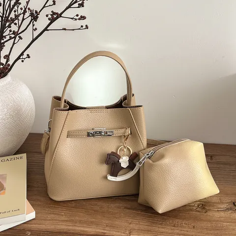 Bolso Bombonera de Cuero PU con Patrón de Litchi para Mujer con Colgante de Caballo y Bolsa Interior Bandolera Vintage