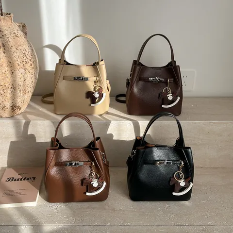 Bolso Bombonera de Cuero PU con Patrón de Litchi para Mujer con Colgante de Caballo y Bolsa Interior Bandolera Vintage