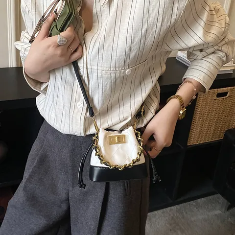 Mini Sac Seau Matelassé pour Femmes Enfants Chaîne en Métal Sac Bandoulière Cuir PU Denim Couleur Contrastée Petit Sac à Main