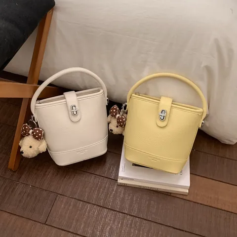 Sac Seau en Cuir PU Grain de Galet Style Coréen Minimaliste Décontracté Sac Bandoulière Avec Pendentif Ours en Peluche Pour Femmes