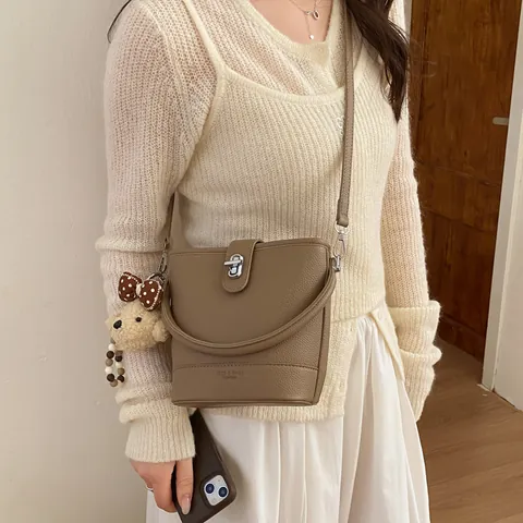 Sac Seau en Cuir PU Grain de Galet Style Coréen Minimaliste Décontracté Sac Bandoulière Avec Pendentif Ours en Peluche Pour Femmes