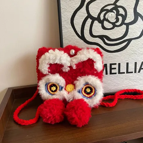 Borsa a Tracolla Festiva Rossa con Danza del Leone Cinese Lavorata a Maglia in Peluche Carina Borsa per Cellulare Fatta a Mano con Tracolla di Künstliche Perle e Nappa