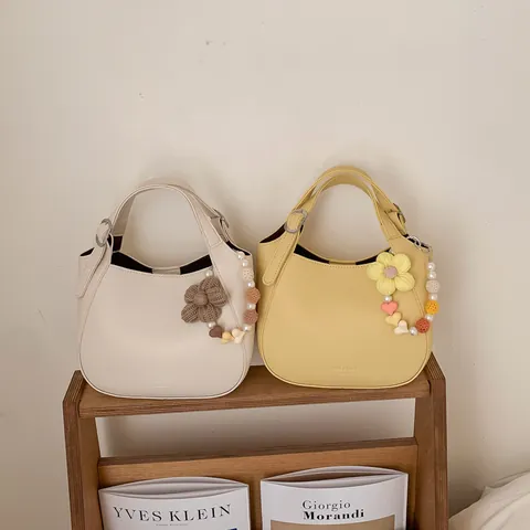 Sac Seau pour Femme Minimaliste en Cuir PU Grain de Lychee Sac à Bandoulière Hobo à la Mode Avec Bandoulière Réglable et Pendentif Fleur en Option