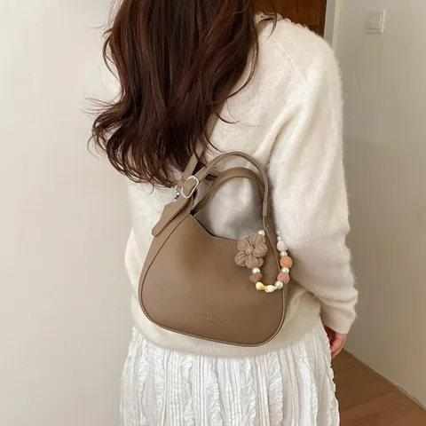 Sac Seau pour Femme Minimaliste en Cuir PU Grain de Lychee Sac à Bandoulière Hobo à la Mode Avec Bandoulière Réglable et Pendentif Fleur en Option