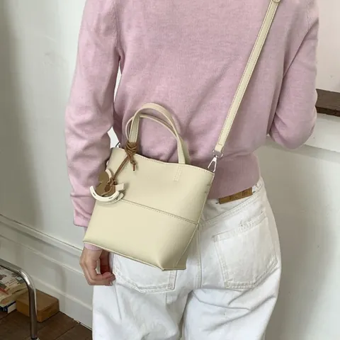 Bolso Bombonera de Cuero PU de Estilo Coreano Simple Para Mujer Bolso con Grano de Litchi y Colgante de Caballo Bolso Bandolera Diario