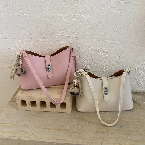 Minimalist Lychee Pattern PU Leather Hobo Bag Women With Silver Lock and Detachable Plush Ball Heart Pendant Shoulder Bag