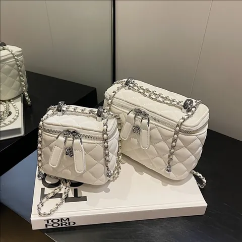 Women Quilted Crossbody Box Bag Vintage PU Leather Shoulder Bag With Silver Metal Chain Flower Charm Mini Vanity Case