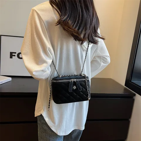 Women Quilted Crossbody Box Bag Vintage PU Leather Shoulder Bag With Silver Metal Chain Flower Charm Mini Vanity Case