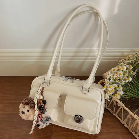 Sac sous le bras vintage en cuir PU pour femmes Couleur unie rétro Sac à bandoulière avec doubles poches avant et breloque en peluche