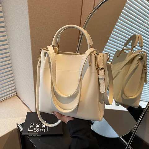 Borsa a Secchiello in Pelle PU Minimalista Moderna per Donna Manico in Metallo Vintage Borsa a Tracolla Casual Shopping Bag Versatile Quotidiana