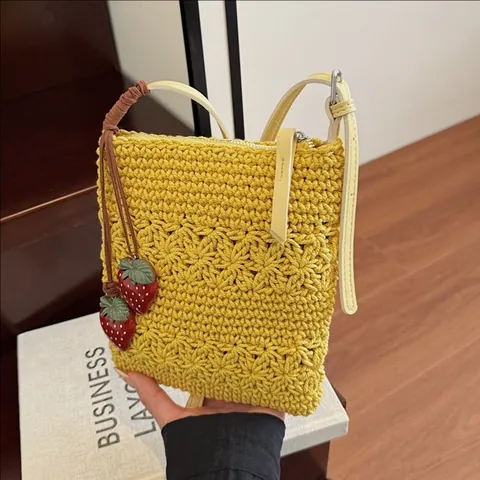 Sac Bandoulière en Tricot pour Femmes Avec Charme Fraise Sac à Épaule Tissé à la Main Motif Floral Ajouré Décontracté