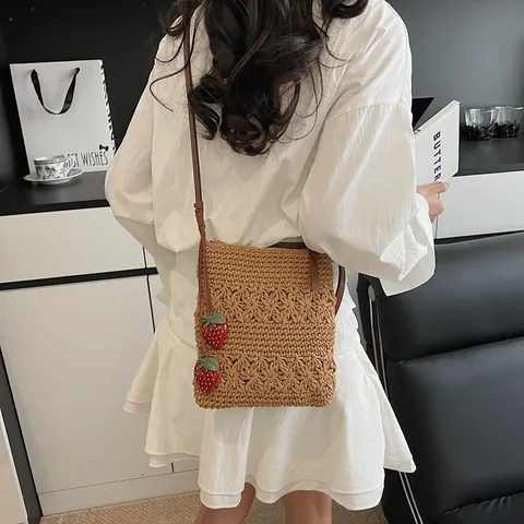 Sac Bandoulière en Tricot pour Femmes Avec Charme Fraise Sac à Épaule Tissé à la Main Motif Floral Ajouré Décontracté