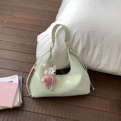 Sac Hobo Rétro Minimaliste Pour Femmes Poignée Tressée Cuir PU Plissé Sac À Bandoulière Sac Sous Le Bras Avec Pendentif En Peluche