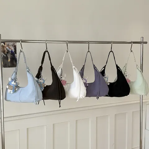 Sac Hobo Rétro Minimaliste Pour Femmes Poignée Tressée Cuir PU Plissé Sac À Bandoulière Sac Sous Le Bras Avec Pendentif En Peluche