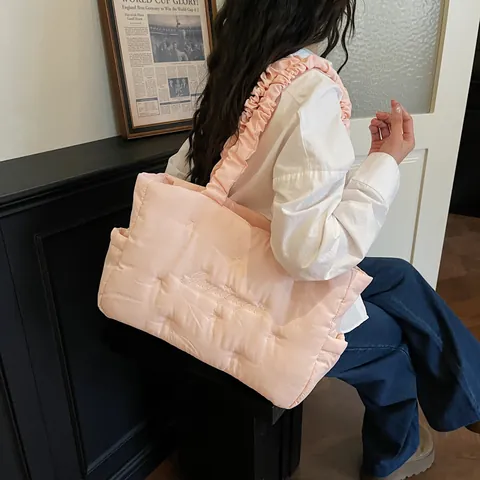 Damen Casual Nylon Gesteppte Tragetasche Mit Gerafften Schulterriemen Süße Schleife Buchstabenstickerei Schulterhandtasche Für Den Alltag