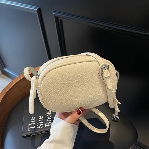 Borsa a Tracolla Ovale da Donna Minimalista in Pelle PU Con Ciondolo a Cuore Argento Texture Litchi Piccola Borsa a Cuscino