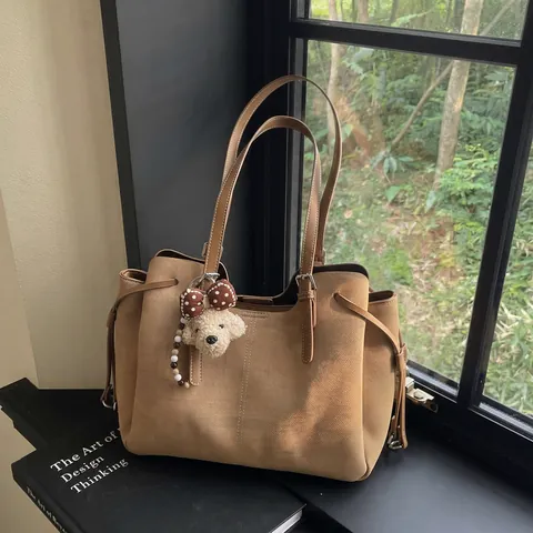 Fashion Large Capacity PU Leather Tote Bag For Women Urban Simple Solid Color Shoulder Bag With Plush Animal Pendant